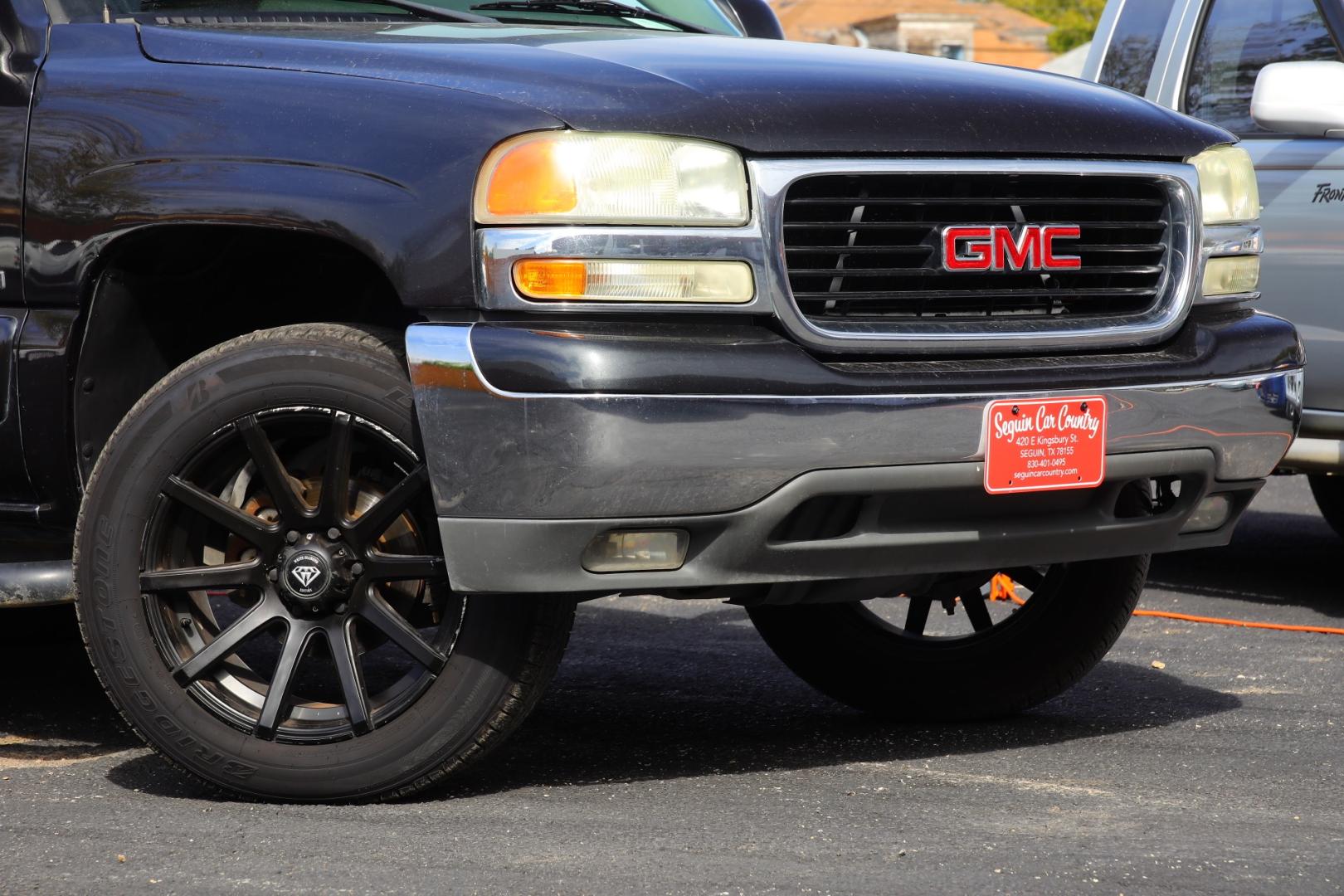 2004 GMC YUKON 2WD (1GKEC13V84J) with an 4.8L V8 OHV 16V engine, 4-SPEED AUTOMATIC transmission, located at 420 E. Kingsbury St., Seguin, TX, 78155, (830) 401-0495, 29.581060, -97.961647 - Photo#2